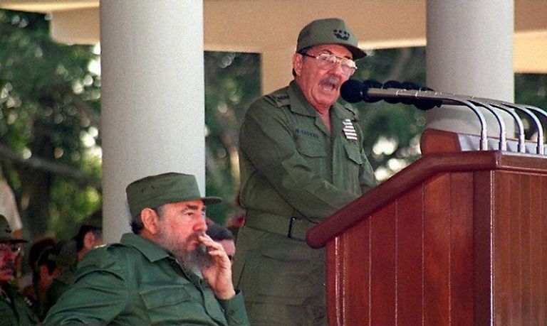 فيدل كاسترو يستمع لراؤول كاسترو الأخوان كاسترو