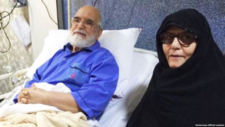 فاطمة كروبي إلى جوار زوجها مهدي كروبي المعارض الإيراني روحاني تخلى عن وعوده الانتخابية بشأن كروبي