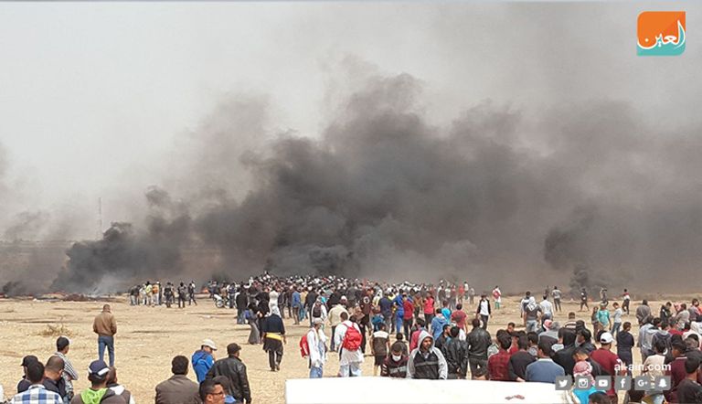 جانب من المواجهات متظاهرون ينزعون السلك الشائك قرب الحدود مع إسرائيل