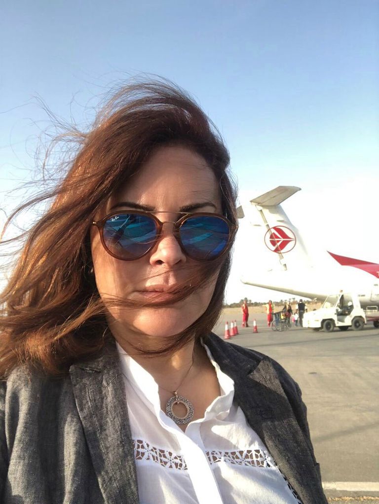 لحظة وصول الفنانة كارمن لبس إلى الجزائر الفنانة اللبنانية كارمن لبس في الجزائر