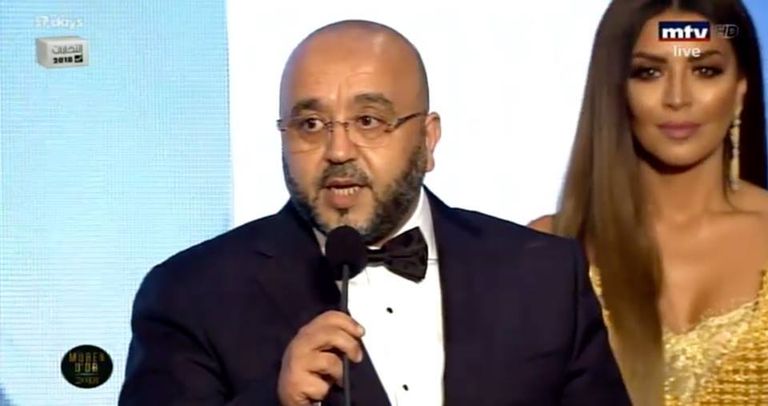 لحظة التتويج في حفل توزيع جوائز الموريكس دور  الفنانة اللبنانية كارمن لبس في الجزائر