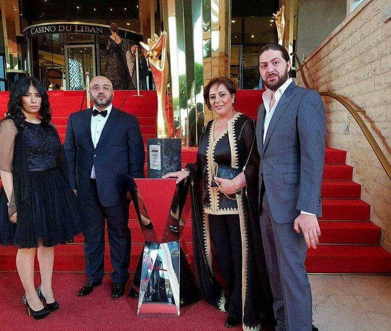 الفريق المنتج لمسلسل الخاوة في موريكس دور الفنانة اللبنانية كارمن لبس في الجزائر