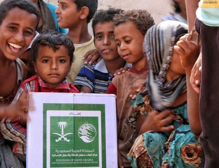 مركز الملك سلمان للإغاثة يوزع التمور على أهالي تعز اليمنية مركز الملك سلمان للإغاثة يوزع التمور على أهالي تعز اليمنية