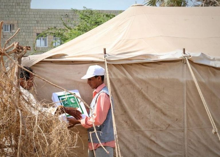 مركز الملك سلمان للإغاثة يوزع التمور على أهالي تعز اليمنية مركز الملك سلمان للإغاثة يوزع التمور على أهالي تعز اليمنية