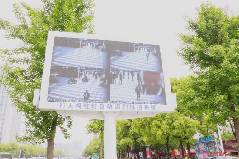 رشاشات الماء لمنع المشاة من عبور الطرق بشكل مخالف 