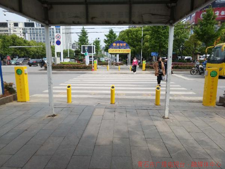 رشاشات الماء لمنع المشاة من عبور الطرق بشكل مخالف 