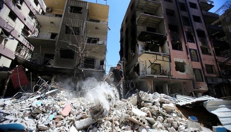 آثار الدمار في مدينة دوما السورية- رويترز
