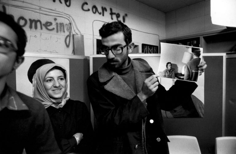 معصومة ابتكار خلال مشاركتها في اقتحام السفارة الأمريكية تنديد إيراني بزيارة ابتكار إلى السويد