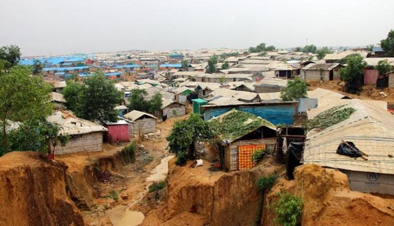 بدء هطول الأمطار في بنجلاديش وتكون برك وحل مسلمون من الروهينجا - أرشيفية