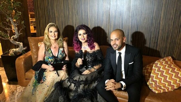 نانسي عجرم أثناء تسلم جائزتيها