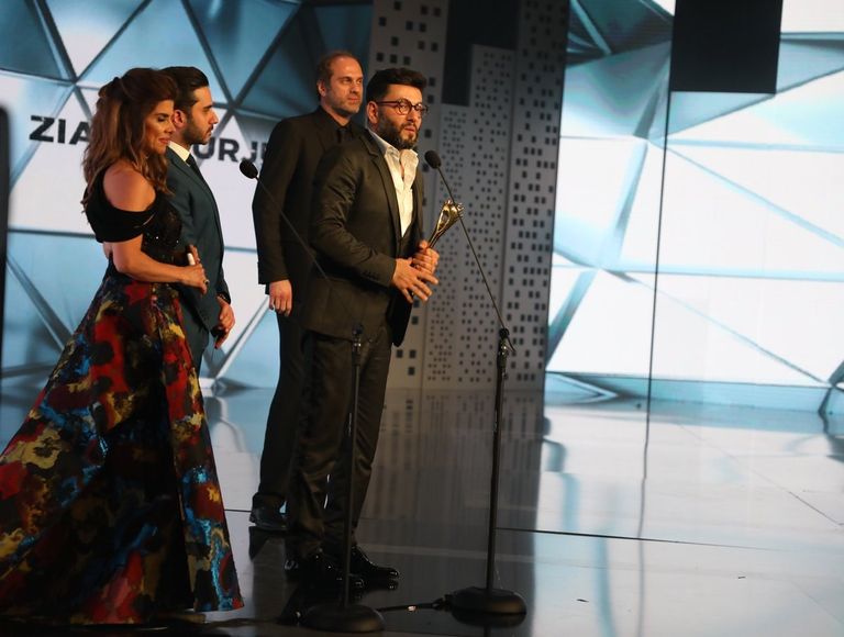 نانسي عجرم أثناء تسلم جائزتيها