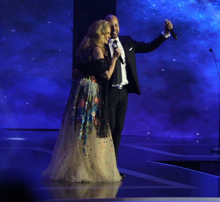 نانسي عجرم أثناء تسلم جائزتيها