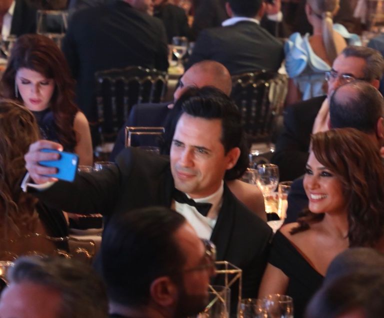 نانسي عجرم أثناء تسلم جائزتيها