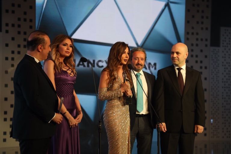 نانسي عجرم أثناء تسلم جائزتيها