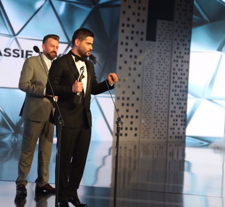 نانسي عجرم أثناء تسلم جائزتيها