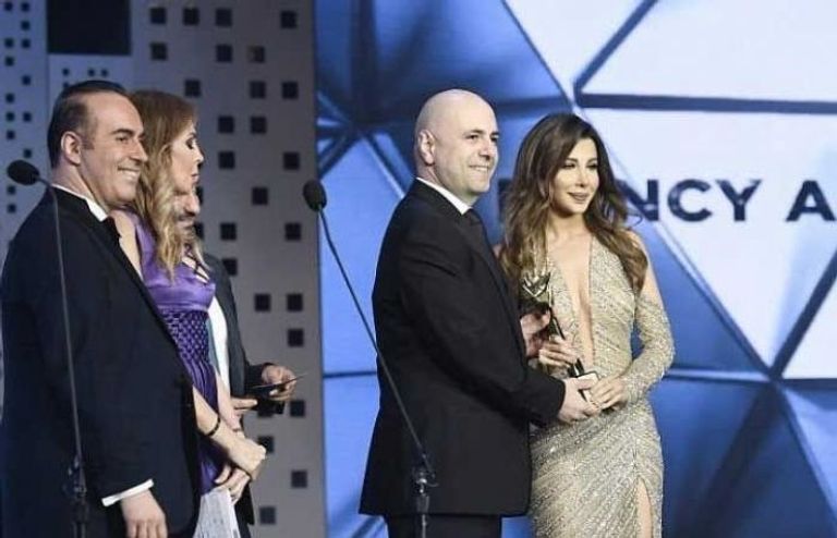 نانسي عجرم أثناء تسلم جائزتيها