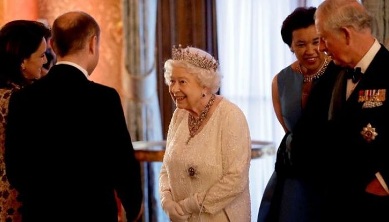 الأمير تشارلز بجوار الملكة إليزابيث الثانية - رويترز