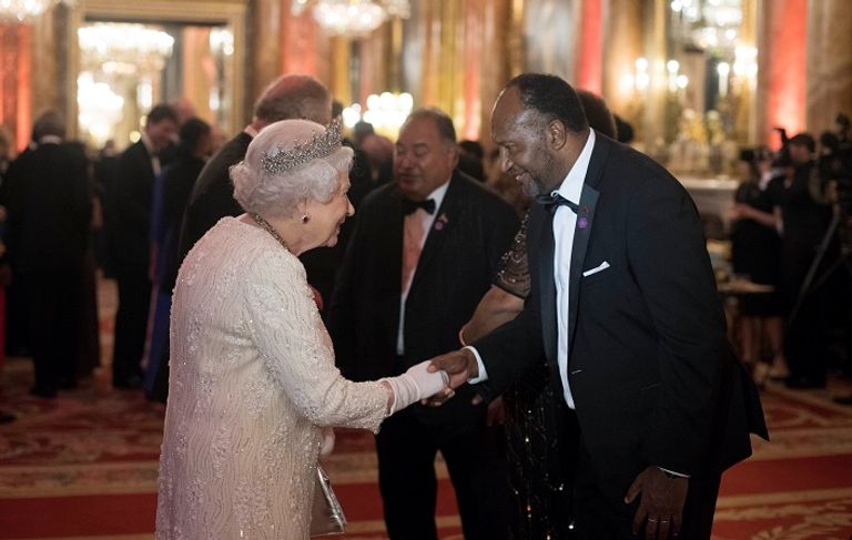 الملكة إليزابيث الثانية خلال الاجتماع الأمير تشارلز بجوار الملكة إليزابيث الثانية - رويترز