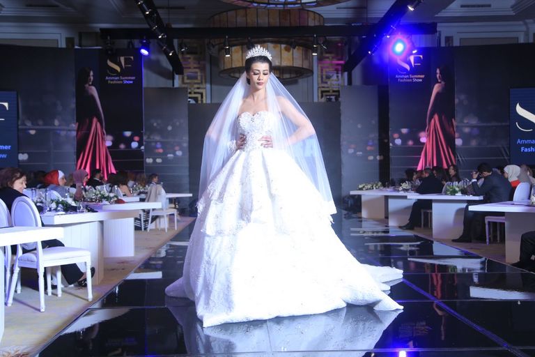 فستان زفاف بتوقيع أديبة المحجوب في أسبوع الموضة الأردني
