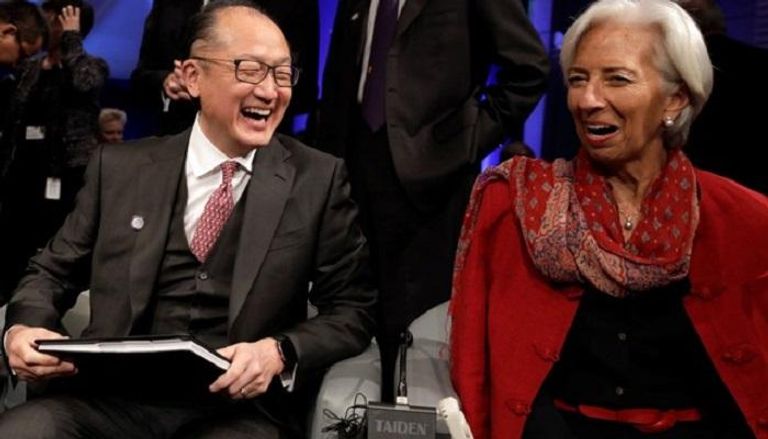 رئيس البنك الدولي يضحك ومديرة صندوق النقد الدولي - رويترز