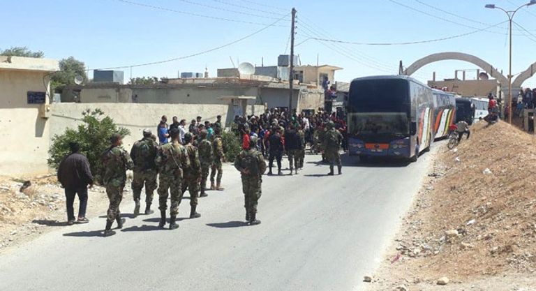 قافلة تستعد للخروج من القلمون الشرقية عناصر من القوات المسلحة عند خروجهم للشمال السوري - أرشيفية