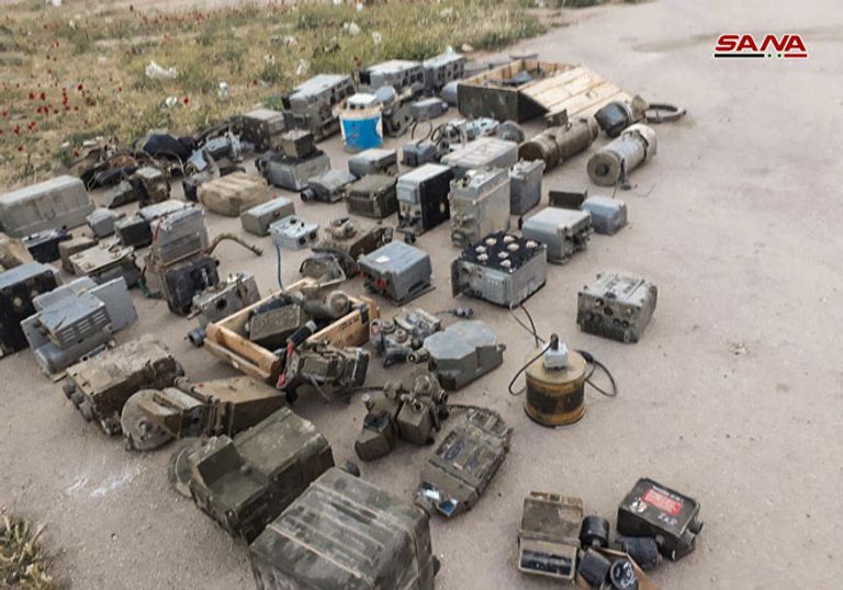 صور أسلحة ثقيلة كانت في حوزة الفصائل المسلحة عناصر من القوات المسلحة عند خروجهم للشمال السوري - أرشيفية