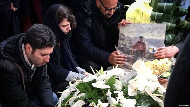 مراسم توديع جثمان كاووس إمامي غموض بشأن مصير تقرير الطب الشرعي الخاص بإمامي