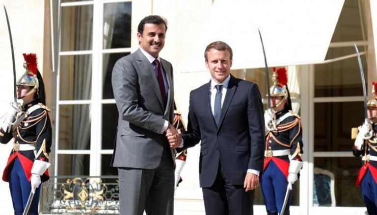 أمير قطر والرئيس الفرنسي ماكرون خلال لقاء سابق بينهما