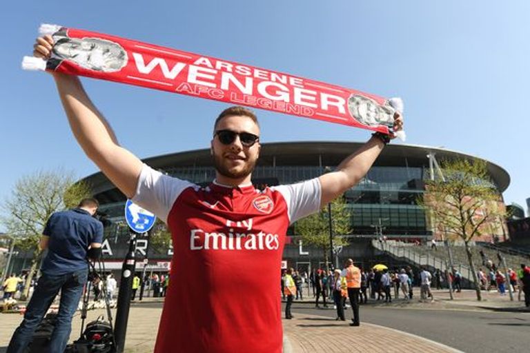 جماهير أرسنال تدعم فينجر أمام ملعب الإمارات