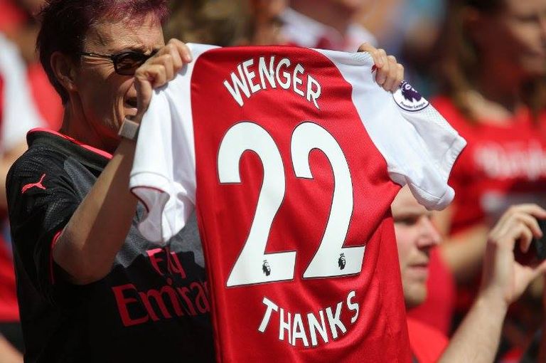 كتيب أرسين فينجر في ملعب الإمارات 