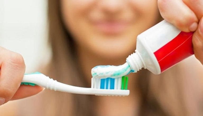 معجون الأسنان لتنظيف السيارة والمصابيح طرق بسيطة لتنظيف السيارة