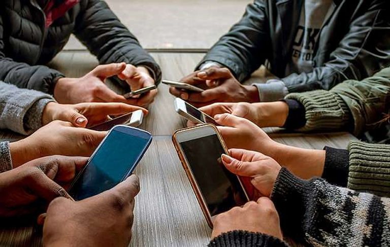 الإفراط في المحمول يؤثر سلبا على المخ