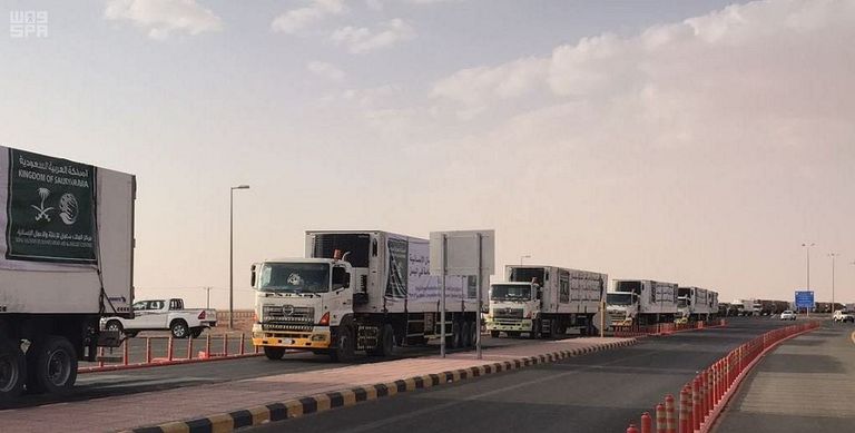 شاحنات الإغاثة السعودية أما منفذ الوديعة شحنات الإغاثة السعودية تتجه إلى حضرموت