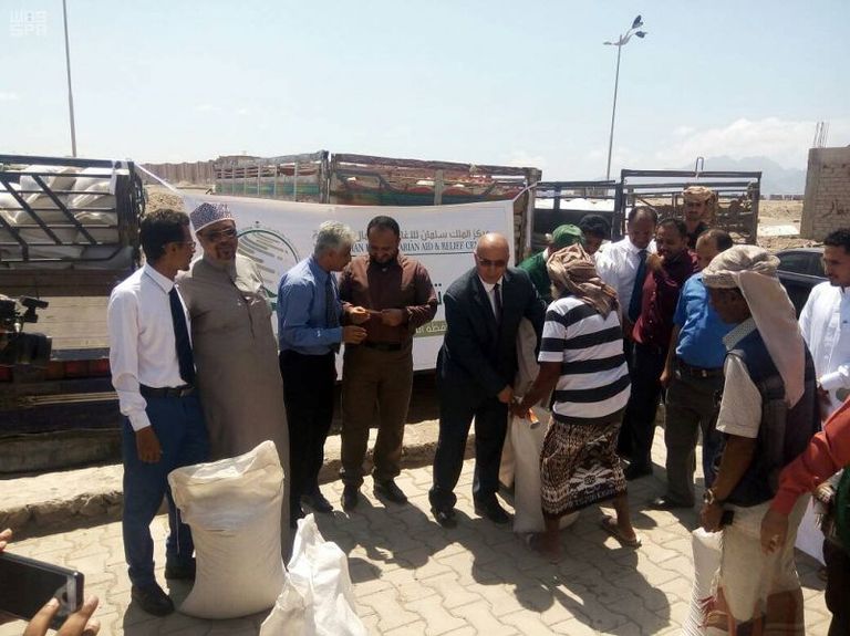 جانب من توزيع أكياس القمح على النازحين اليمنيين شحنات الإغاثة السعودية تتجه إلى حضرموت