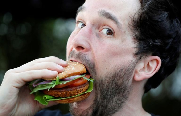 برجر حشري مصنوع من ديدان خنفساء القمامة