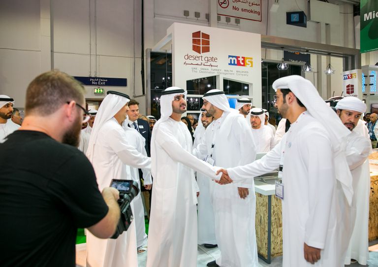 الشيخ مكتوم بن محمد بن راشد يزور جناح أبوظبي بمعرض سوق السفر العربي