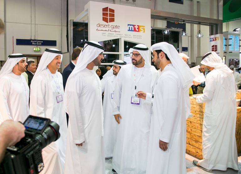 الشيخ مكتوم بن محمد بن راشد يزور جناح أبوظبي بمعرض سوق السفر العربي