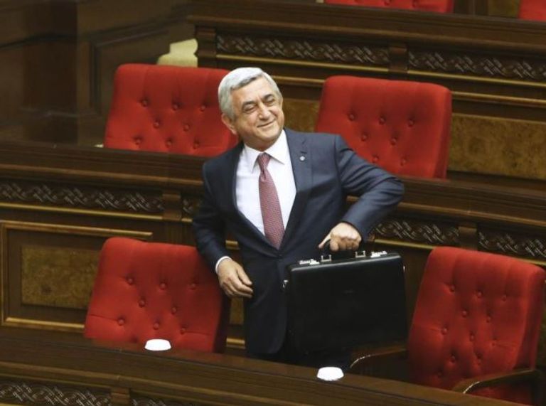 رئيس الوزراء الأرميني سيرح سركيسيان جانب من الاحتجاجات في أرمينيا ضد تعيين سركيسيان رئيساً للوزراء