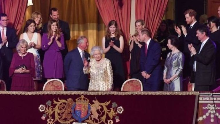 الملكة إليزابيث تحتفل بعيد ميلادها بقاعة ألبرت الملكية