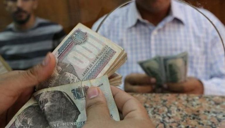 مصري يبدل دولارات - أرشيف