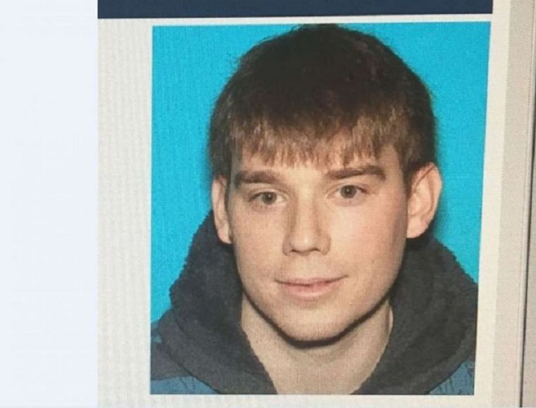 المسلح المشتبه به ترافيس رينكينج جيمس شو الذي اعتبره الأمريكيون بطلا بسبب تصديه لمطلق النار