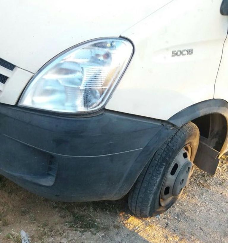 إعطاب إطار سيارة فلسطينية من قبل مستوطنين اعتداءات مستوطنين إسرائيليين على أراض فلسطينية - أرشيفية