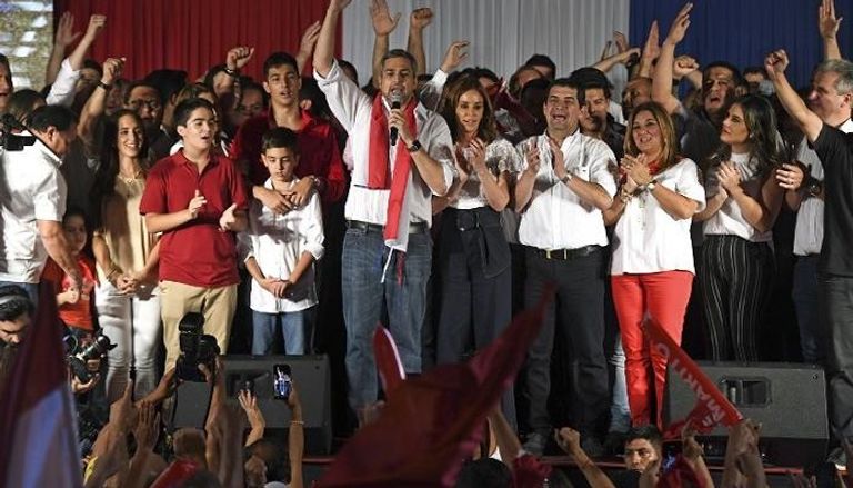 رئيس باراجواي يحتفل بالفوز وسط أنصاره