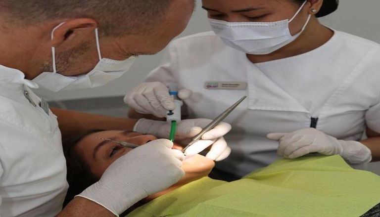 إجراء فحص الأسنان بشكل دوري يحافظ على سلامة الفم