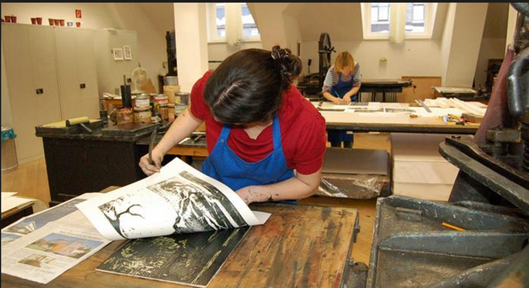 مر الكتاب بمراحل تطور عديدة