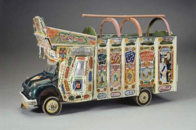 هدايا غريبة تلقتها الملكة إليزابيث