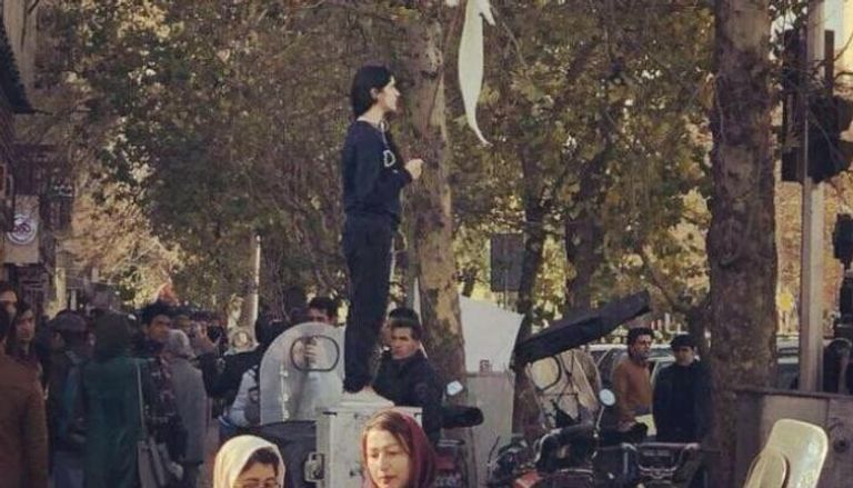 فتاة إيرانية تحولت إلى أيقونة الاحتجاجات 