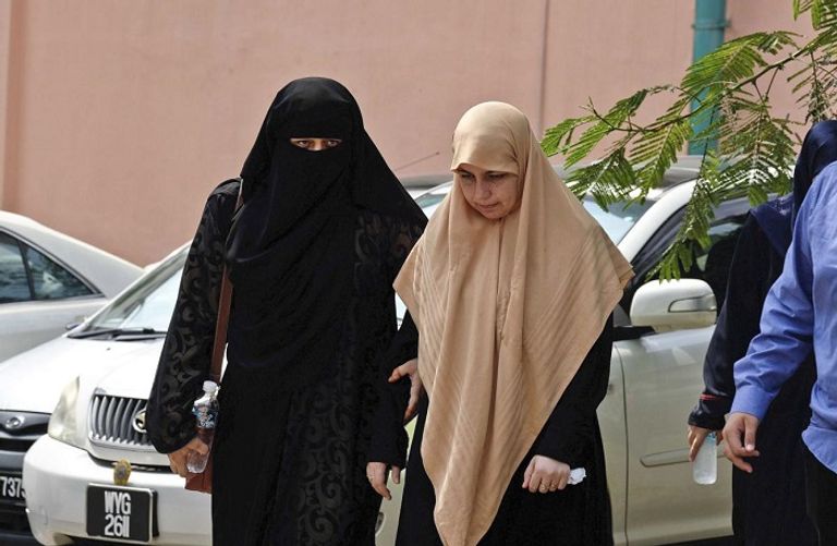 إيناس زوجة البطش لدى وجودها في ماليزيا الشرطة الماليزية تنشر رسمين للمشتبه بهما في اغتيال البطش