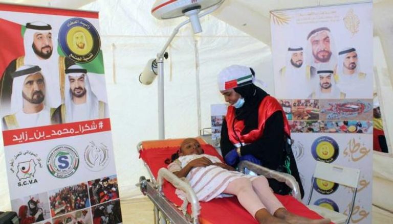 طبيبة سودانية تجري الفحوص لمريضة بالمستشفى الجديد 