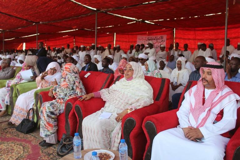 طبيبة سودانية تجري الفحوص لمريضة بالمستشفى الجديد 